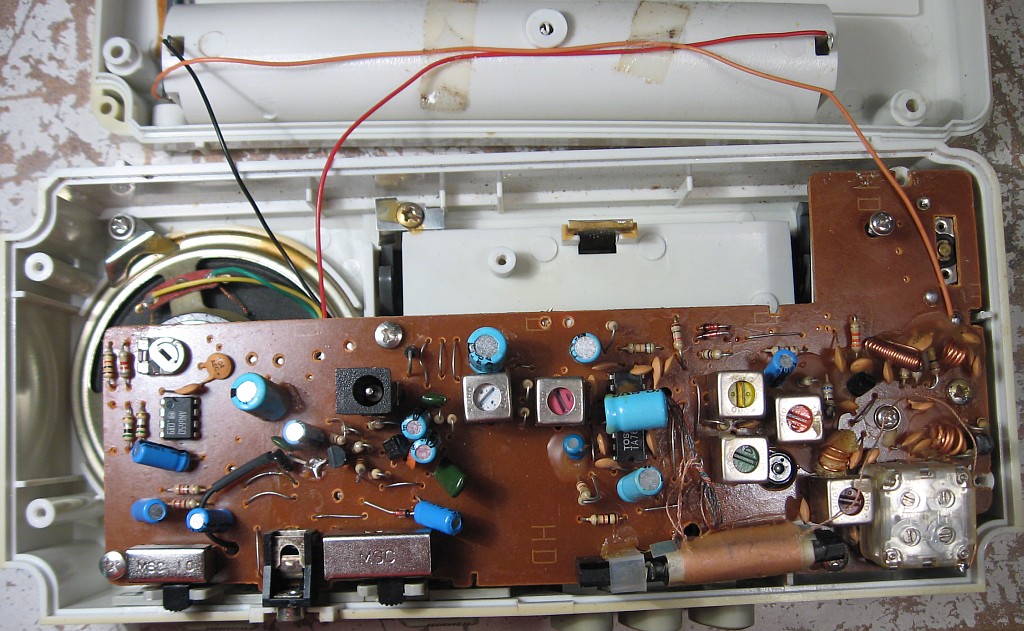 Wie baut man ein zerlegtes Transistor-Radio wieder zusammen