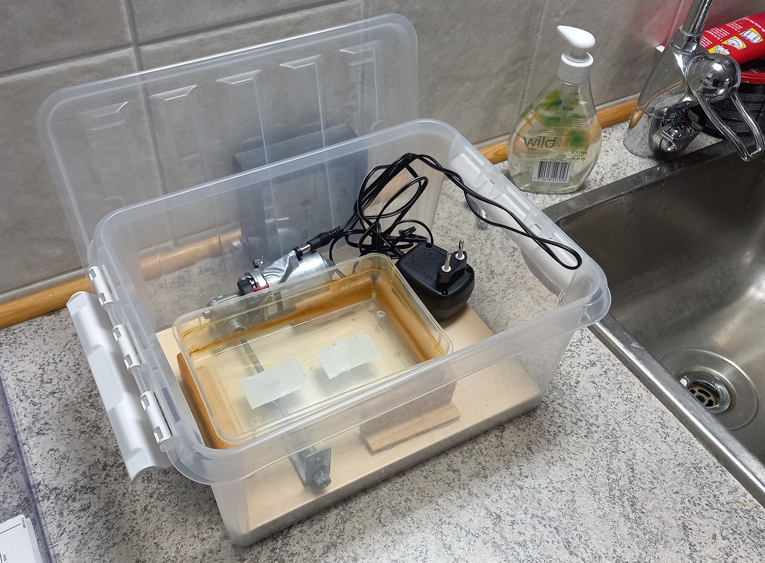 Aetzmaschine in Kunststoffbox